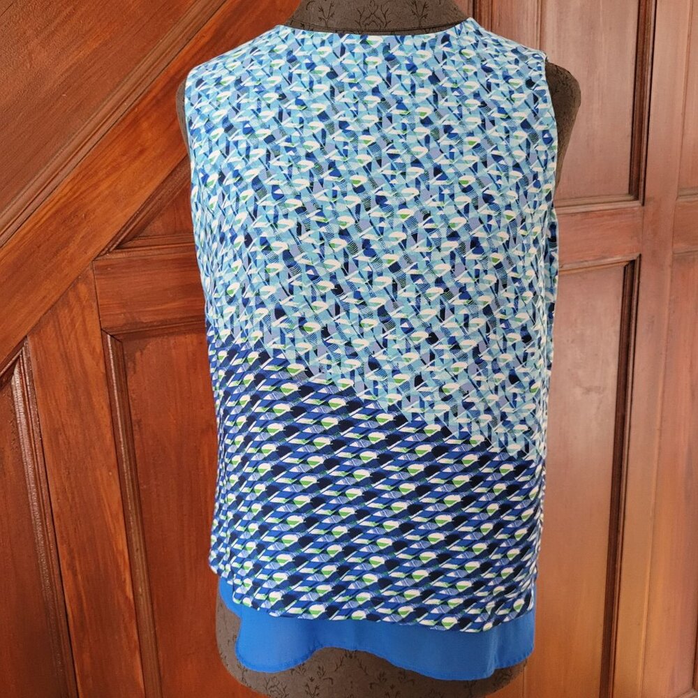 Printed Sleeveless Blouse With Blue & Geometric Pattern By Rose & Olive